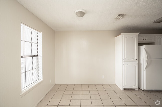 2BR, 2BA - 950SF - Dining Room - Summit Apartments