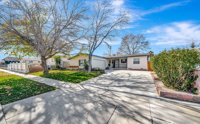 Building Photo - Stylish 4-Bed Mid-Century Home