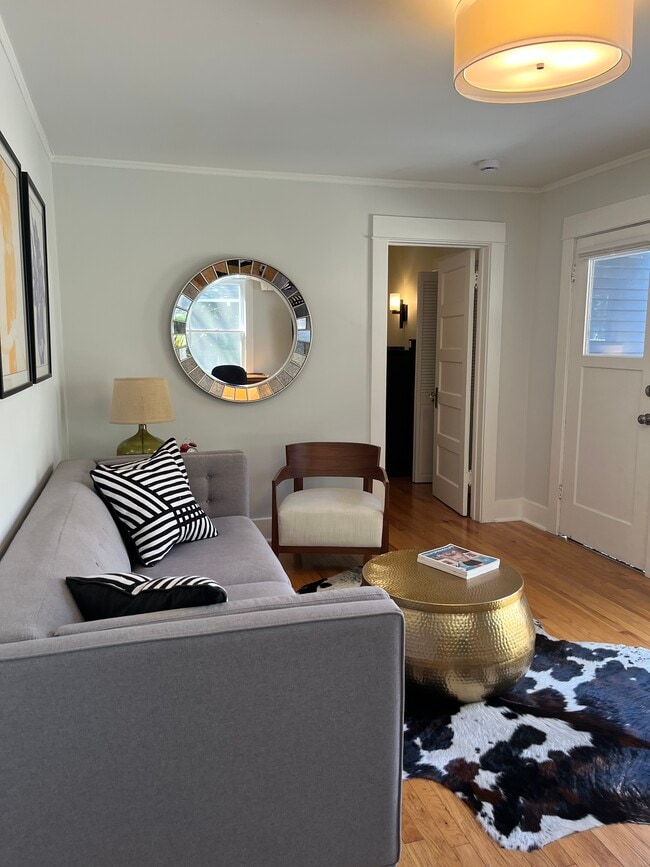 Photo - 7022 De Longpre Ave