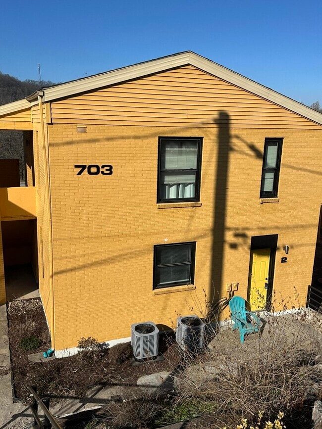 Building Photo - 703 Wilkinson Blvd Unit 2