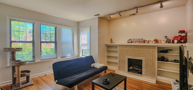 Building Photo - 832 Seward St Rental