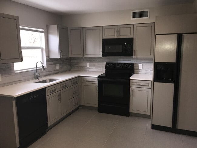 Photo - 142 SW 8th Ave Unit Apt A