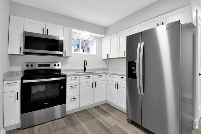 Building Photo - Freshly Renovated Duplex. Upstairs and Downstairs Unit A