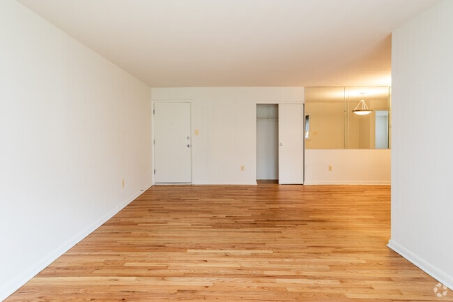 2BR, 1BA - 798SF - Living Room