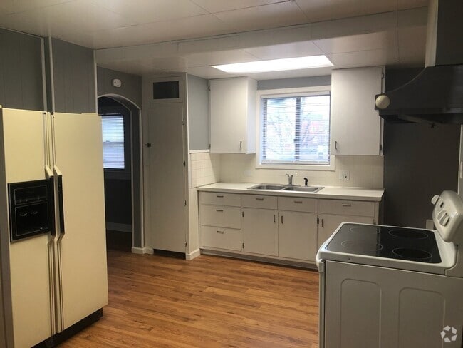 Building Photo - One Bedroom One Bath Duplex , Tenant only ... Unit 1520 1/2 Rental