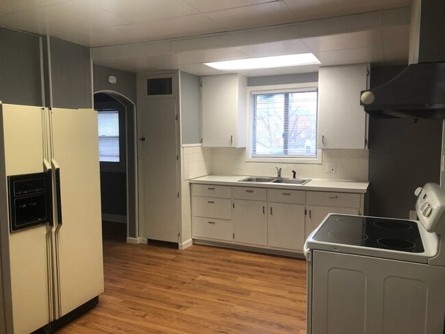 Building Photo - One Bedroom One Bath Duplex , Tenant only ... Unit 1520 1/2 Rental