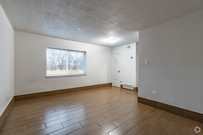 1BR, 1BA - 630SF - Living Room
