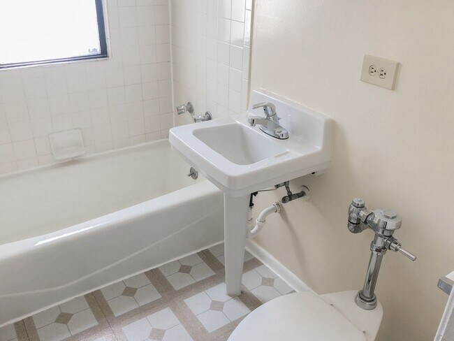 Photo - 627 W Melrose St Unit G2