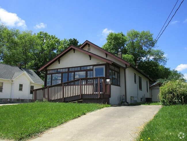 Building Photo - 2221 Main St Rental