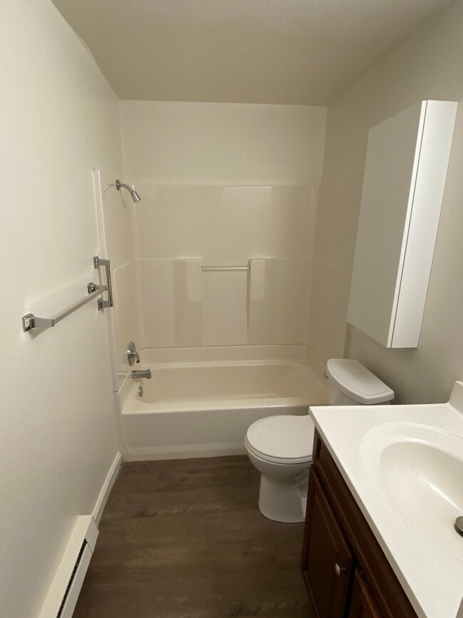 Photo - 8206 Locust Ave E