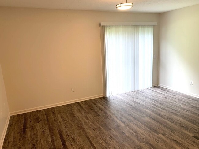 2BR, 1.5 BA TH 860SF