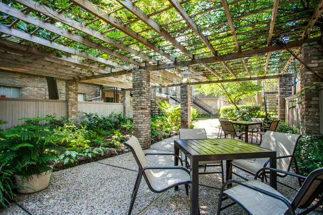 Relaxing courtyards - The Bordeaux Apartments