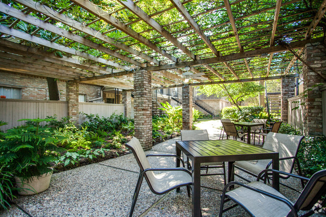 Relaxing courtyards - The Bordeaux Rental