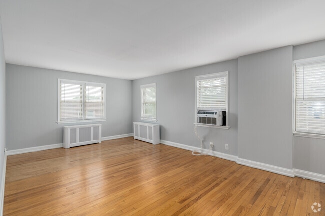 2BR, 1BA - 768SF - Living Room - Montgomery Court