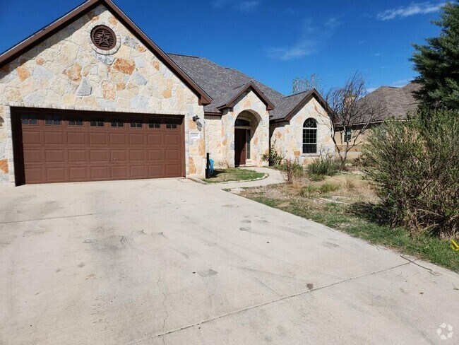 Building Photo - Large 4 bedroom 2.5 bath home