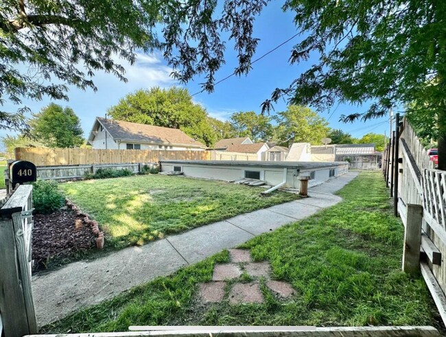 Photo - 440 W 6th St