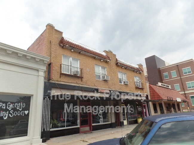 Building Photo - 804 1/2 E Main St
