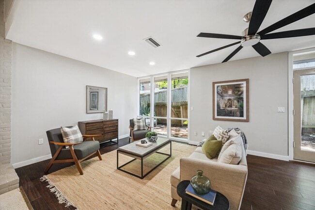 Photo - 5242 Memorial Dr