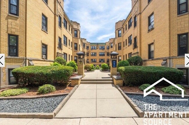 Photo - 2327 N Rockwell St Unit 3