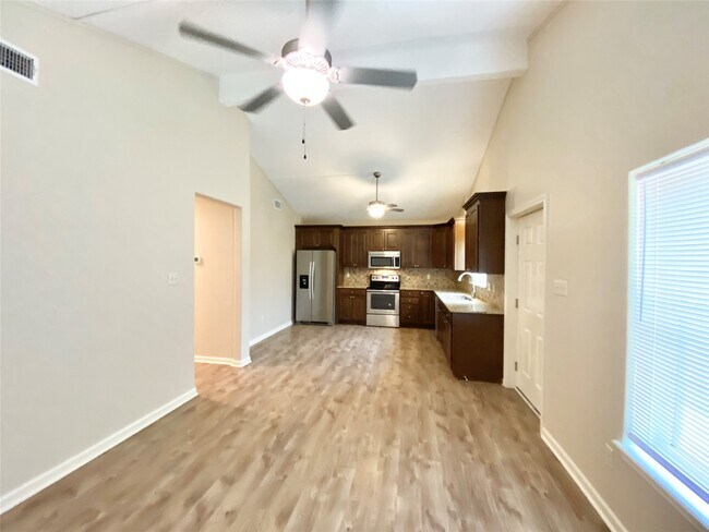 Photo - 140 Huisache St