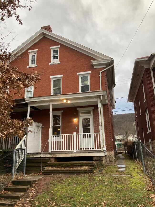 Photo - 93 E Main St