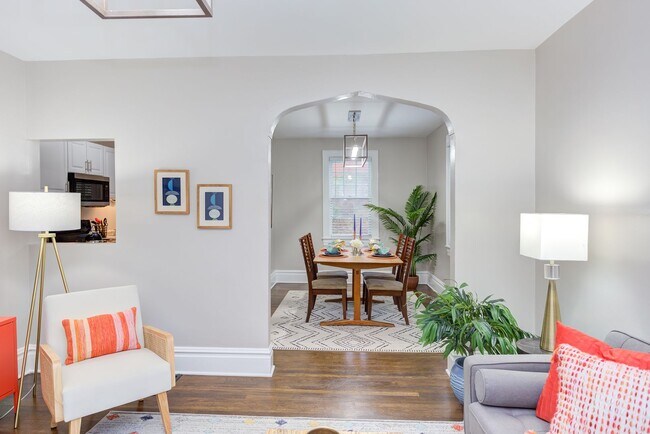 Photo - Available Now - Adorable and Spacious! 2 B... Casa