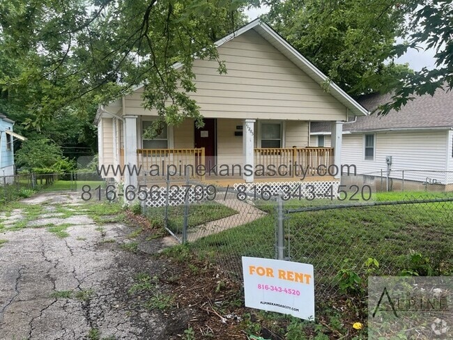 Building Photo - Independence Home on Fenced Lot!