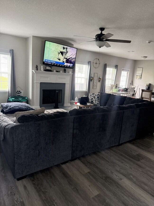 Photo - 653 Red Oak Ln