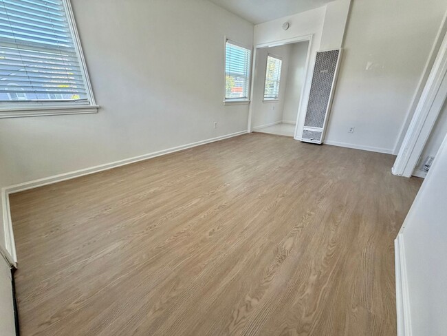 Photo - Large Private Yard, New Flooring & Free Laundry in Renovated 1BD Unidad 834
