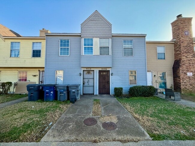 Building Photo - Spacious 2 story townhouse with fenced yard!