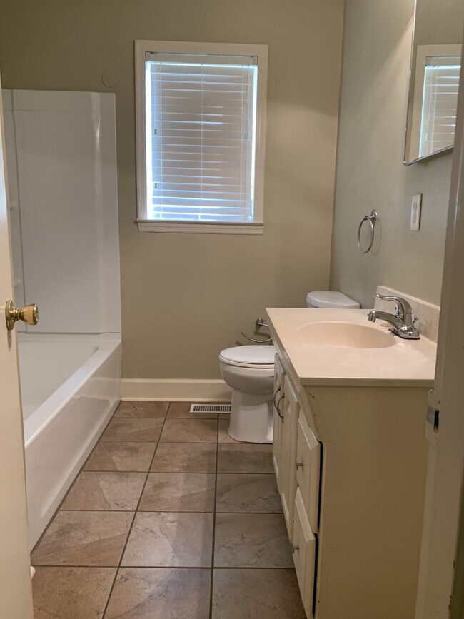 hall bathroom - 2021 Davis Ave