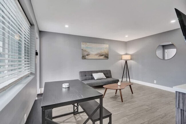 Photo - 906 N Riverside Dr Unit SI ID1503993P