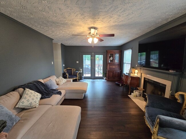 Photo - 111 Greentree Dr
