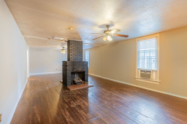 Photo - 1 bed, 2 Bath, w/ bonus room, centrally located and convenient to downtown!