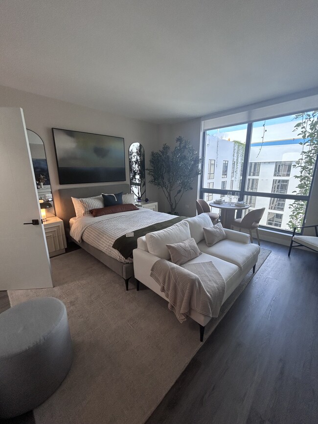 Building Photo - 1940 NW 2nd Ct Unit S1