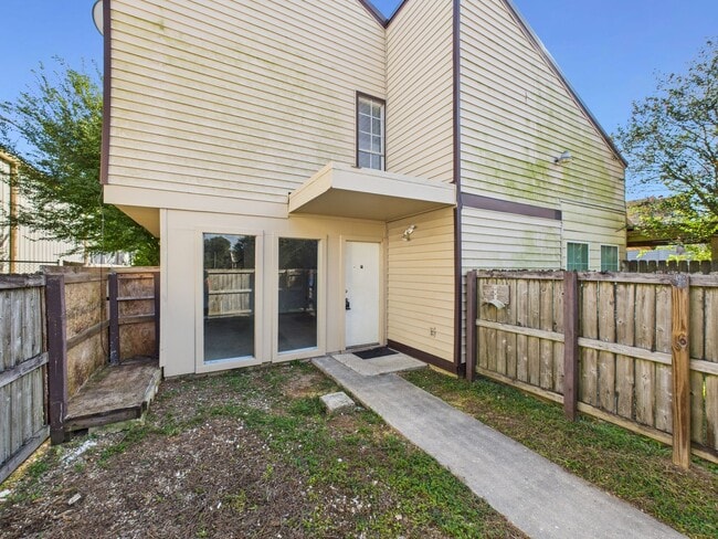 Building Photo - 201 Fox Run Ave Unit 1