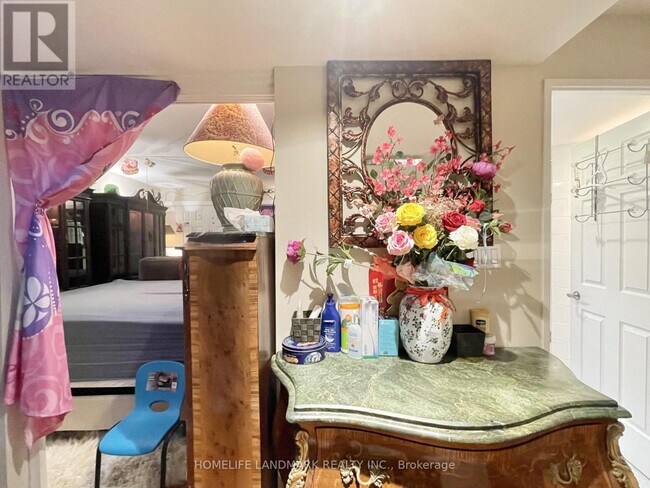 Photo - 225 Davenport Rd Unité 202