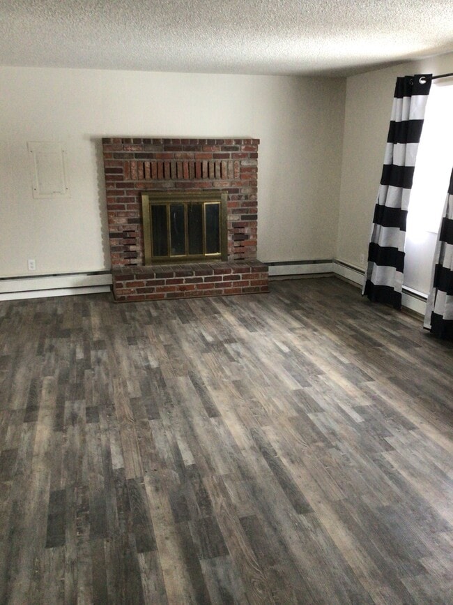 Living room - 1320 Summers Ln Unit 1320