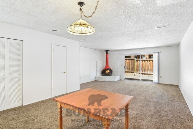 Photo - 3 Bedroom with a Yard!