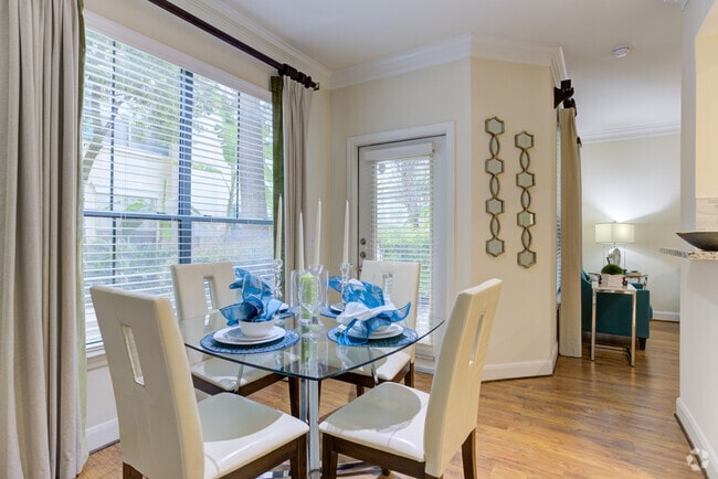 Área de comedor - Village at West University