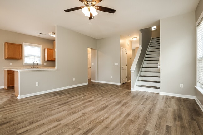 Photo - 301 Pimpernel St