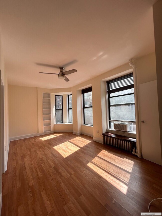 Building Photo - Super Sunny 1 BD, Panoramic Windows, Gut R...