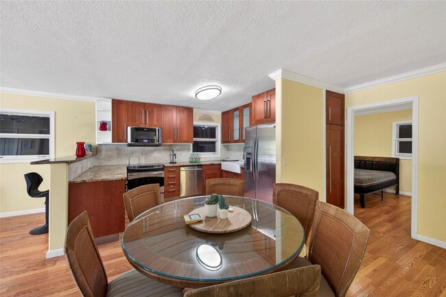 Building Photo - 6852 Skyline Dr