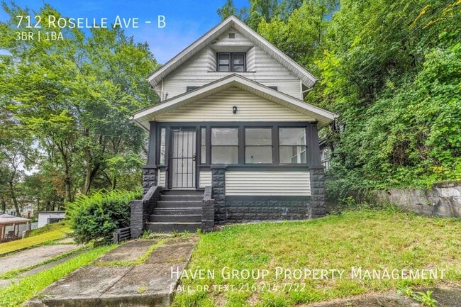 Building Photo - 712 Roselle Ave Unit B
