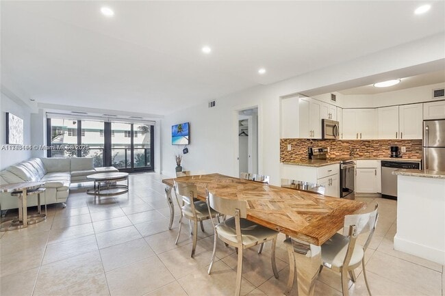 Building Photo - 5225 Collins Ave Unit 410