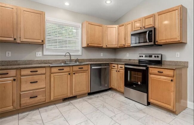 Photo - 5 Bedroom Home Located in Waynesville, MO!