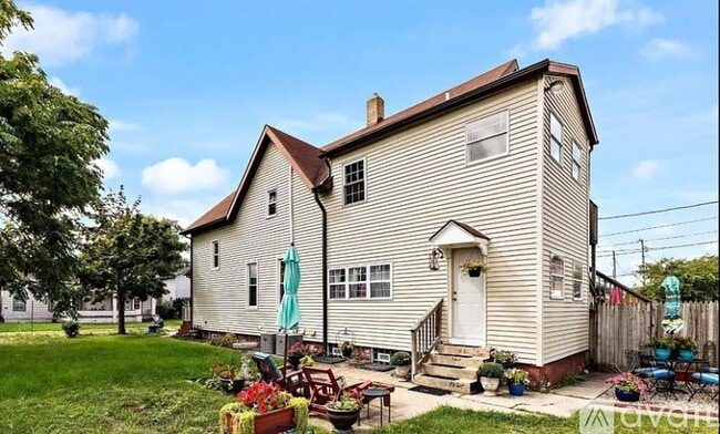 Building Photo - 115 W Barker Ave Unit 2