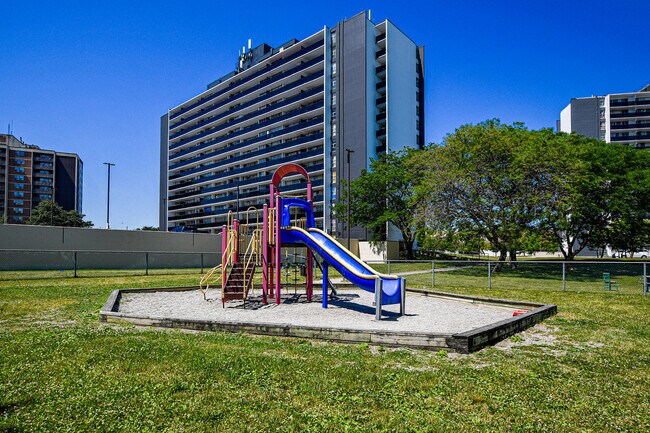 Building Photo - 1970 Fowler Dr