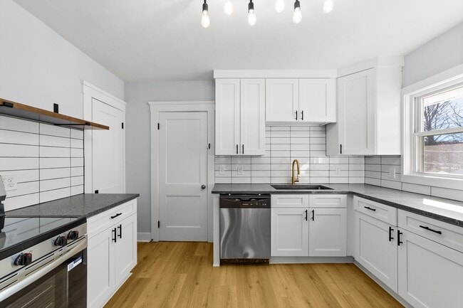 Building Photo - 1595 Cohassett Ave