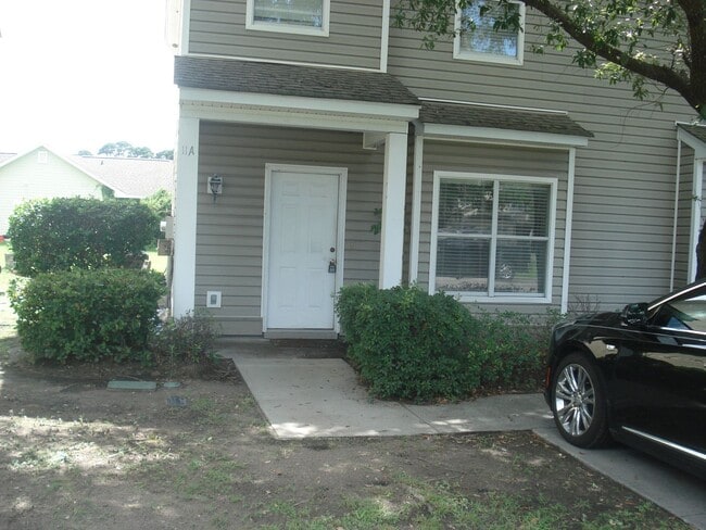 Building Photo - Townhouse in Village of Old Towne